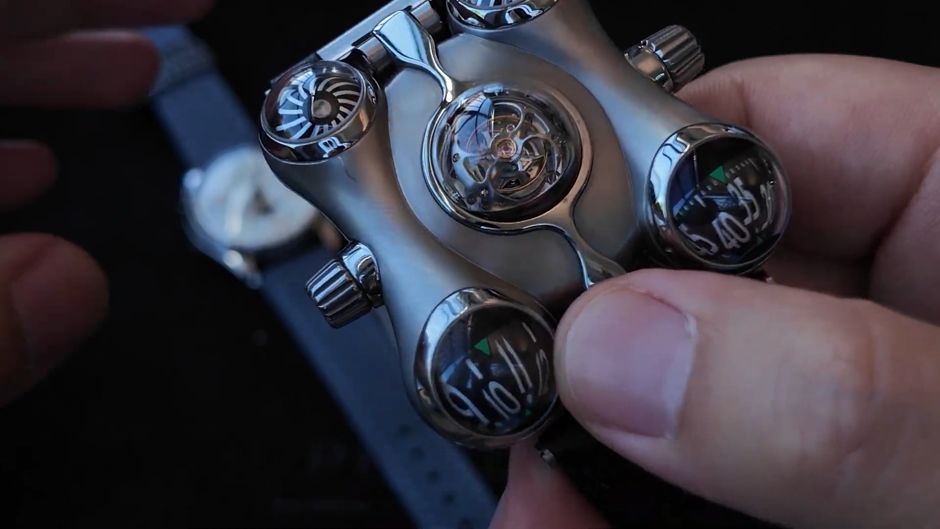 Tourbillon bay MB&F HM6 Space Pirate khi lá chắn mở