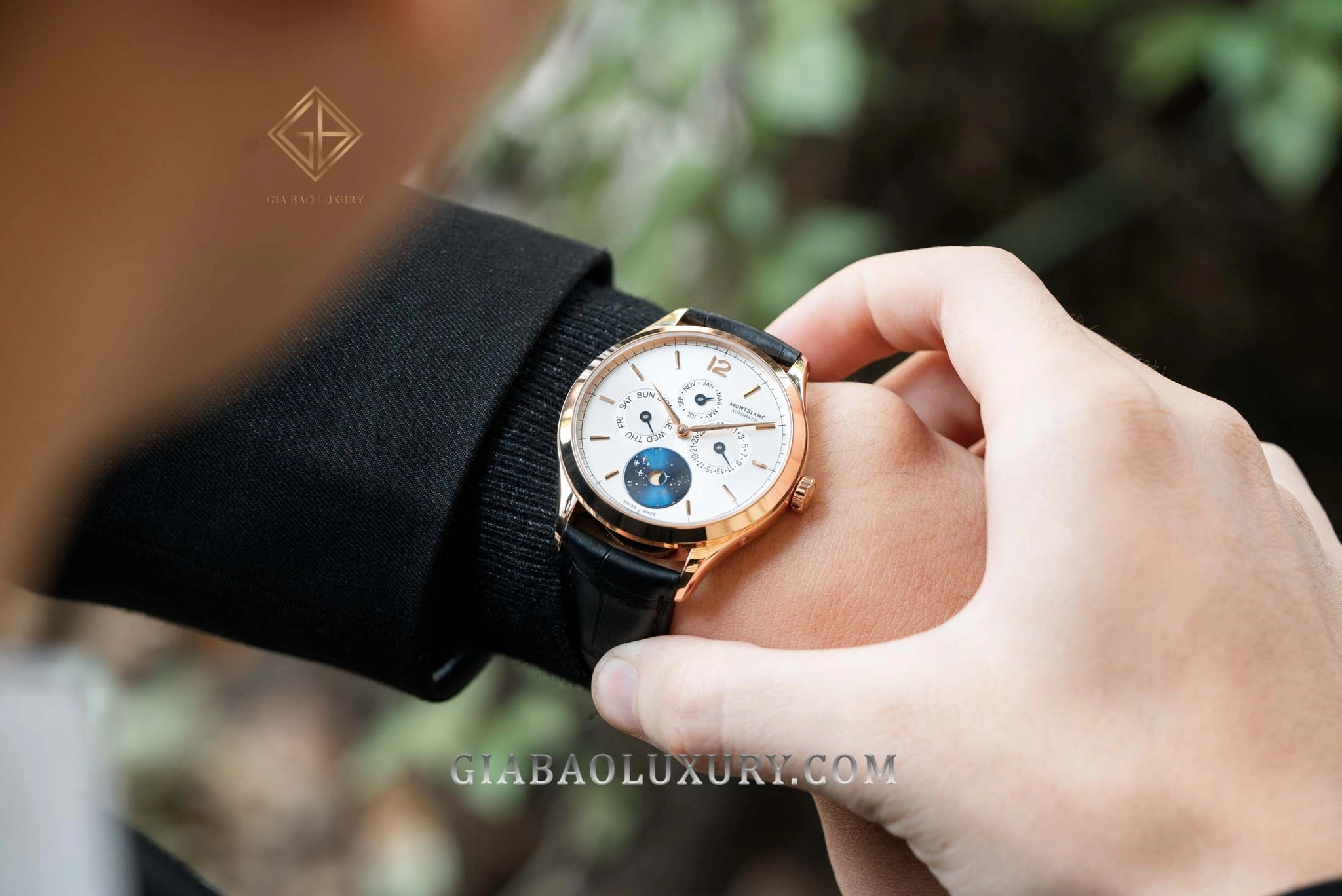 Montblanc Heritage Chronométrie Quantième Annuel Vasco da Gama: calibre MB 29.18 qua đáy sapphire