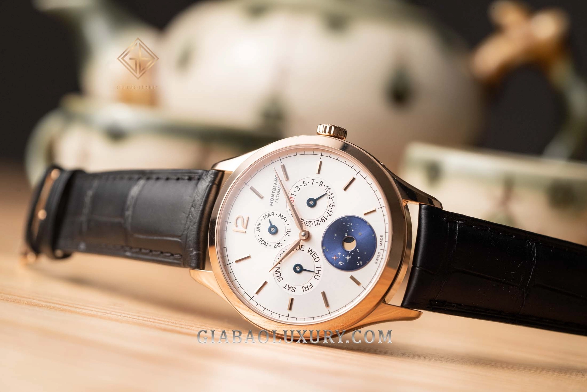 Montblanc Heritage Chronométrie Quantième Annuel Vasco da Gama: hình tàu São Gabriel in trên mặt đáy