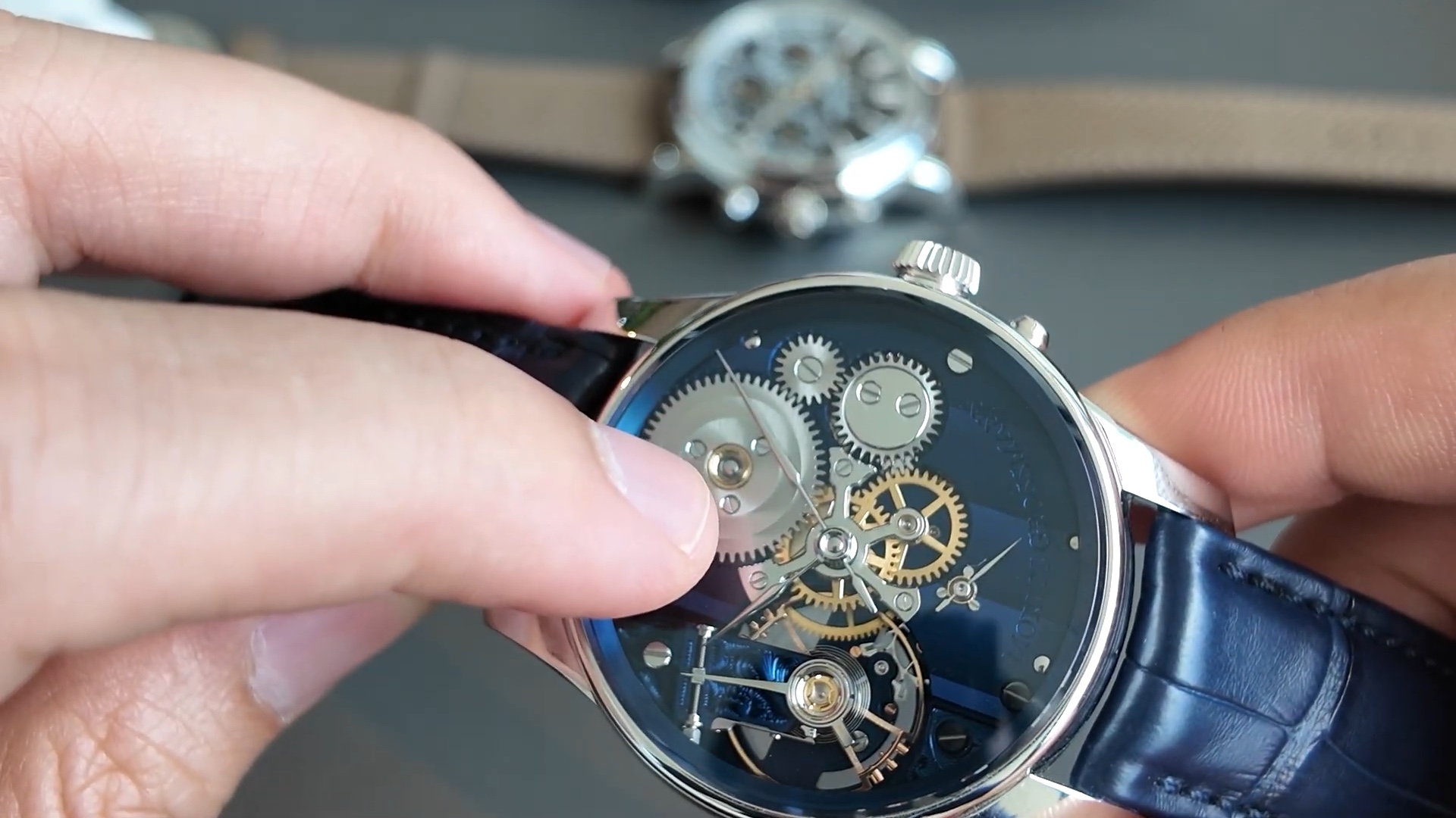 Cận cảnh bánh xe cóc phát cạnh đánh bóng ba vòng snailing của Moritz Grossmann Backpage Blue