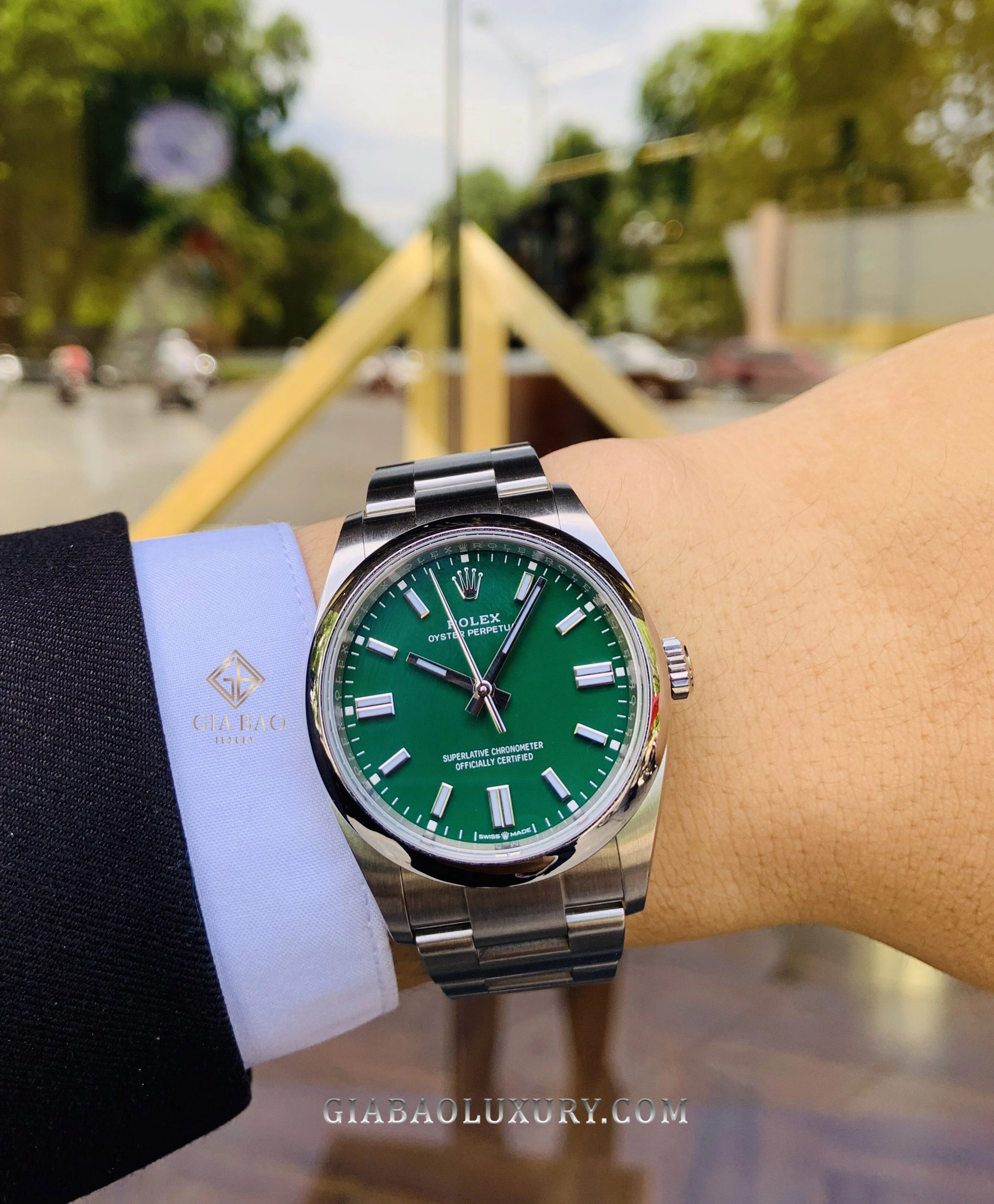 Đồng hồ đầu tiên: Rolex, Omega, Panerai hay Tudor?: Rolex Oyster Perpetual trên cổ tay trong sử dụng hằng ngày