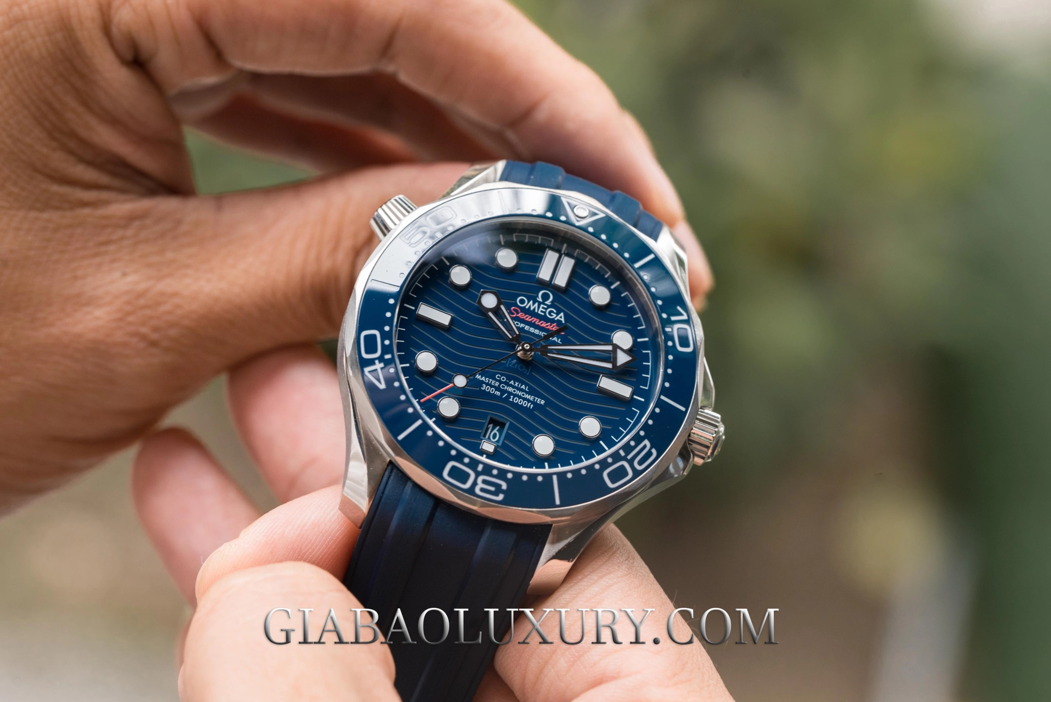 Đồng hồ đầu tiên: Rolex, Omega, Panerai hay Tudor?: Omega Seamaster Diver 300M được cầm ở góc nghiêng