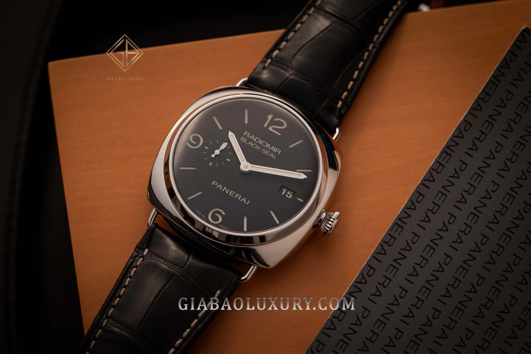Đồng hồ đầu tiên: Rolex, Omega, Panerai hay Tudor?: Panerai Luminor trên dây da với cầu bảo vệ núm
