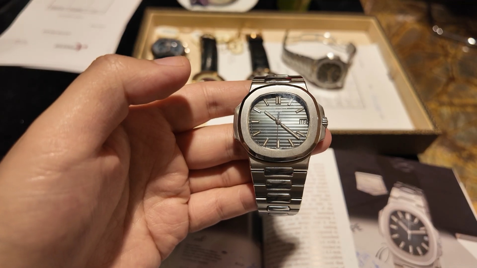 Patek Philippe Nautilus 5711/1A-001 đeo trên cổ tay, kích thước 40mm