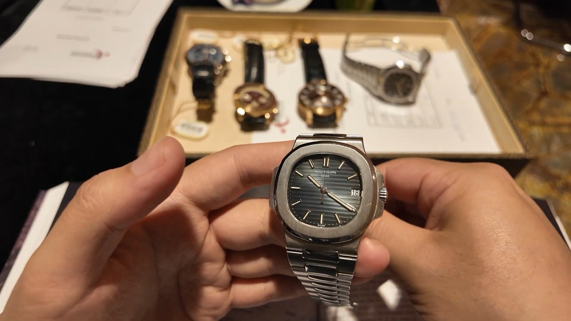 Mặt số Patek Philippe Nautilus 5800/1A-001 đã ngả màu ô liu nhẹ theo thời gian