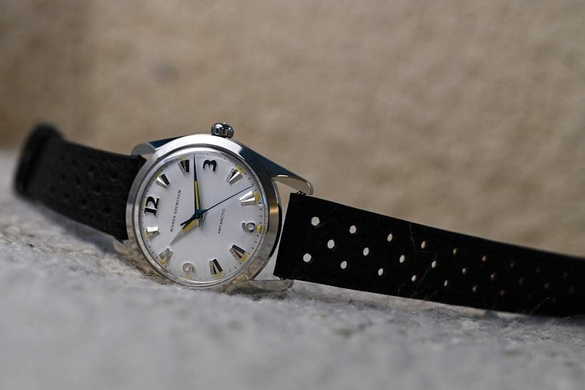 Nivada Antarctic 35 mm hiện đại đặt cạnh mẫu vintage