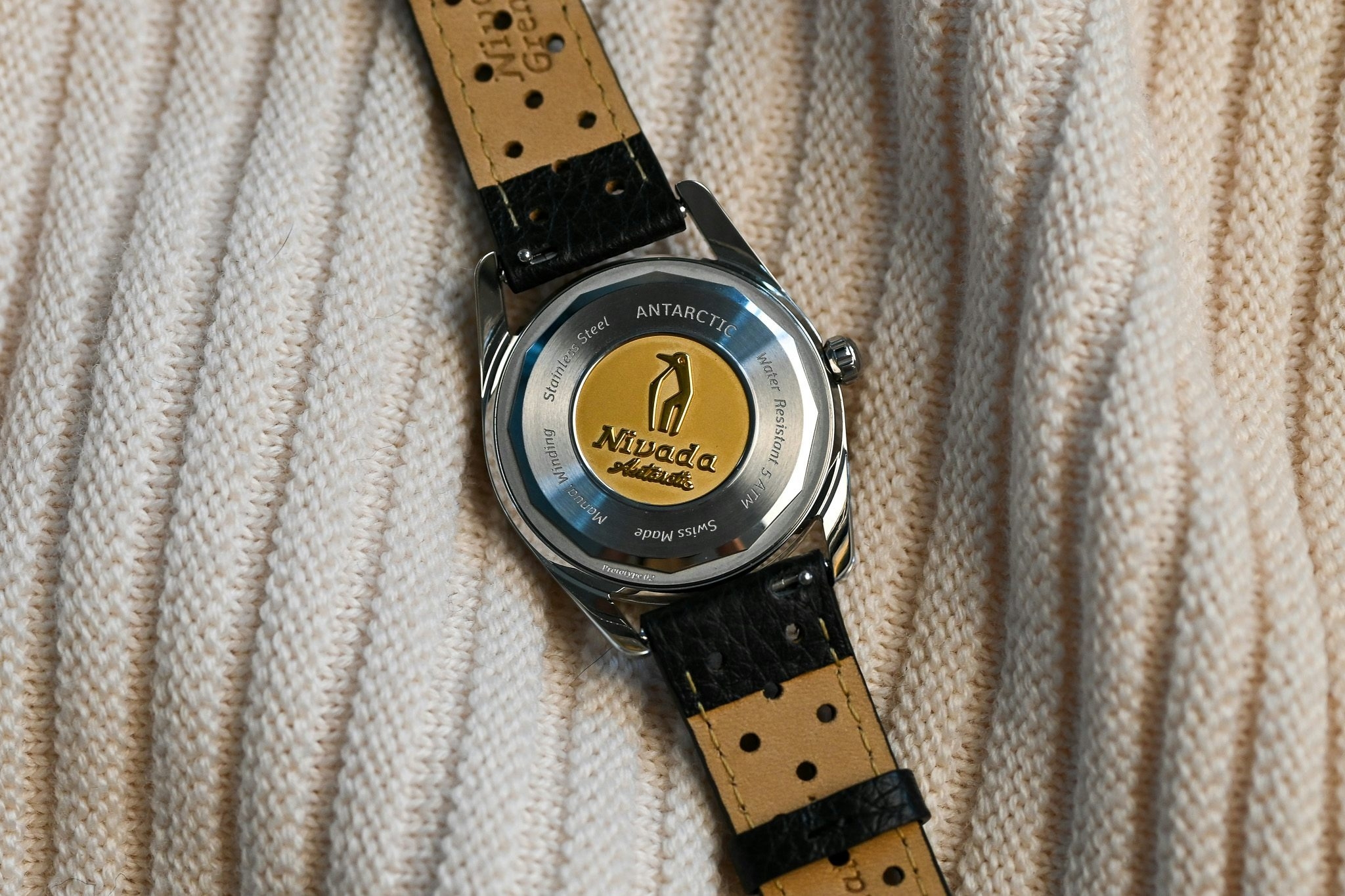 Đáy Nivada Antarctic 35 mm với huy hiệu chim cánh cụt