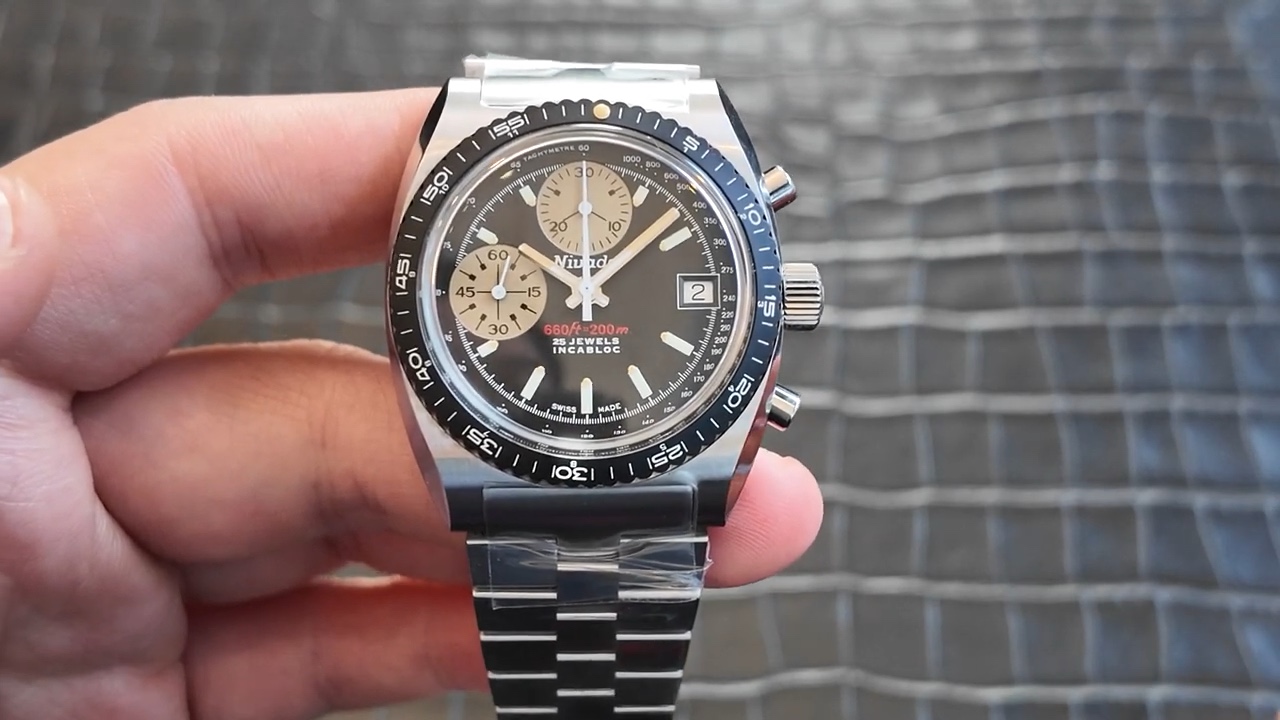 Mặt số exotic dial của Nivada Grenchen Chronosport Yellow