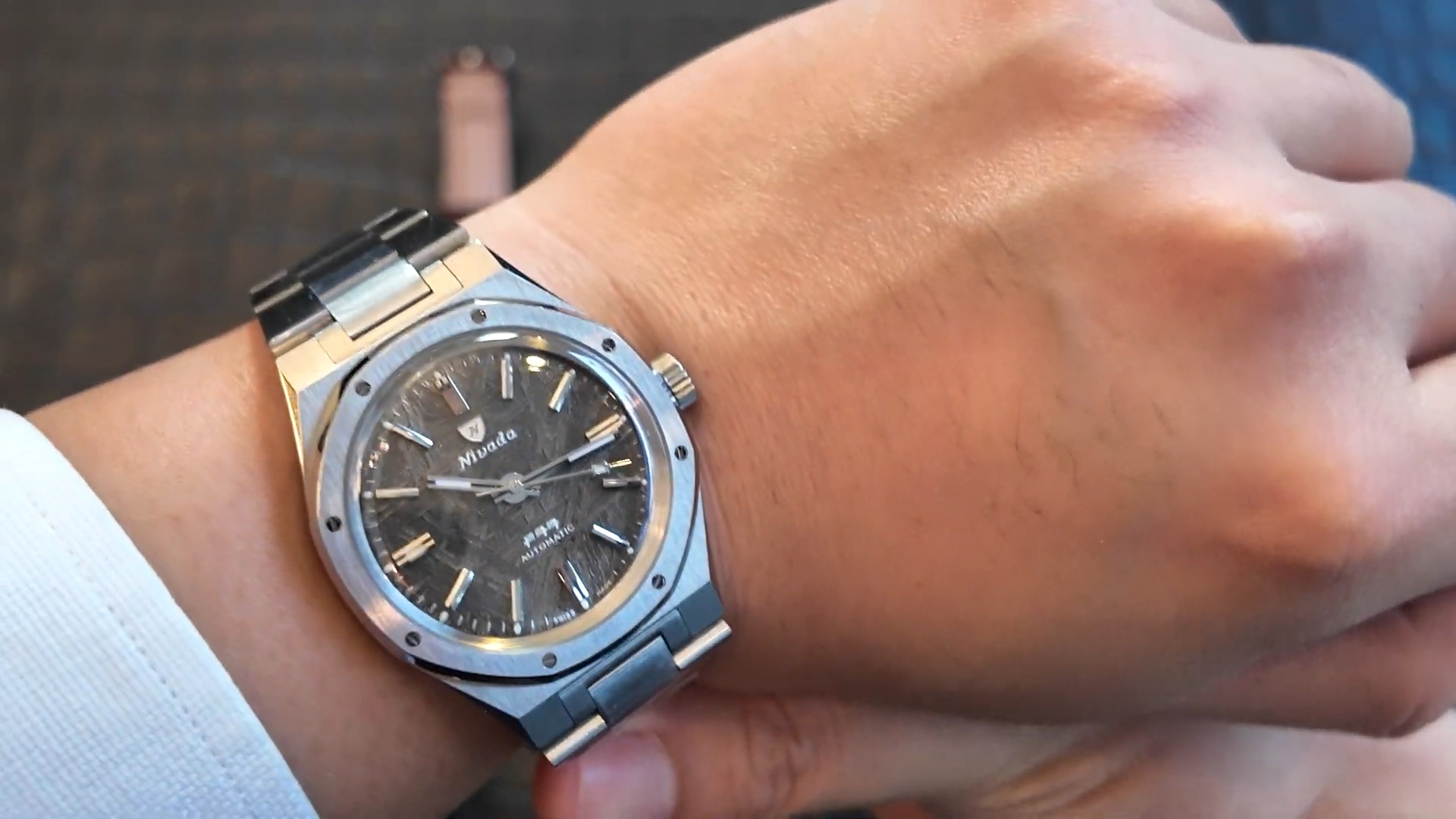 Nivada F77 Titanium Meteorite 37 mm trên cổ tay