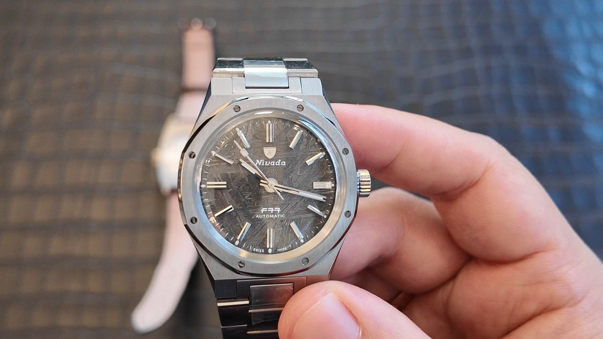 Chi tiết mặt số thiên thạch của Nivada F77 Titanium