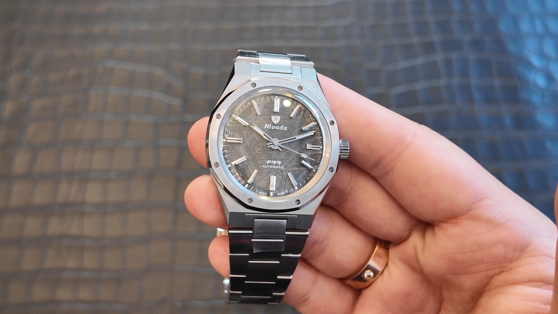 Toàn cảnh Nivada F77 Titanium Meteorite với dây tích hợp