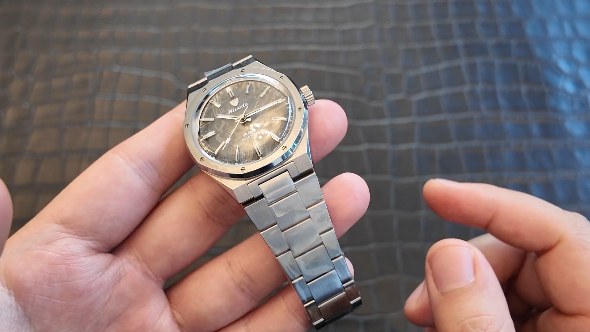 Vỏ và dây tích hợp của Nivada F77 Titanium Meteorite