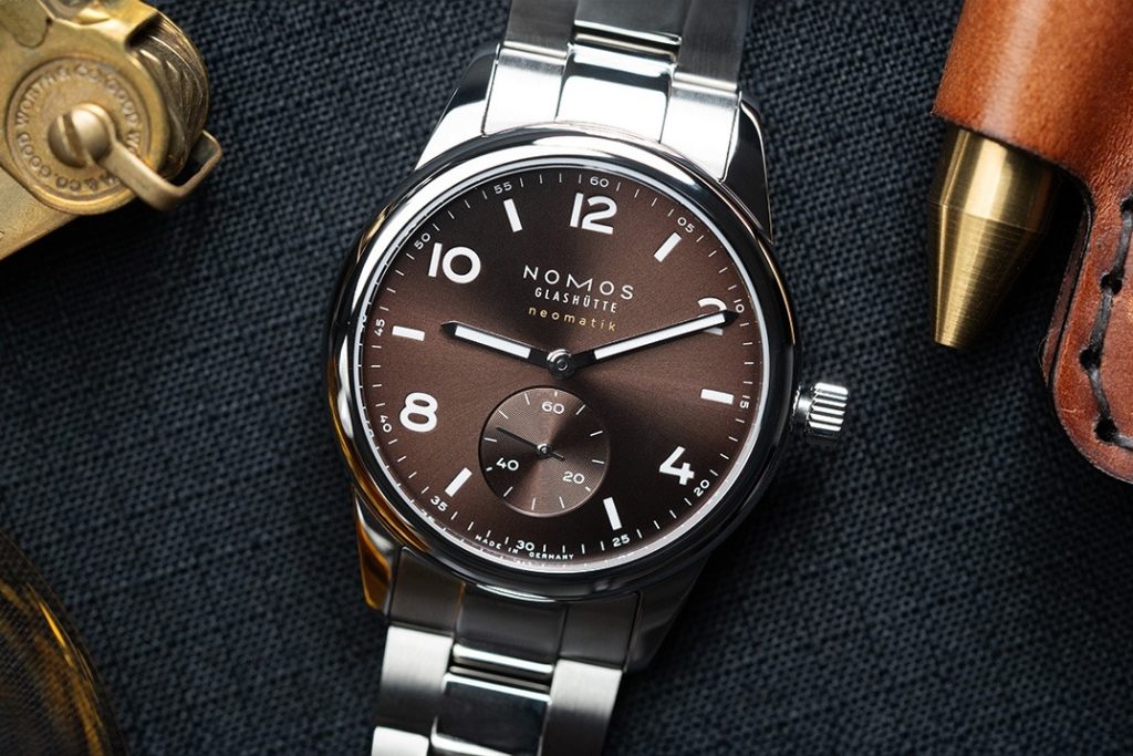 NOMOS Club Sport Neomatik với mặt số nâu và dây thép