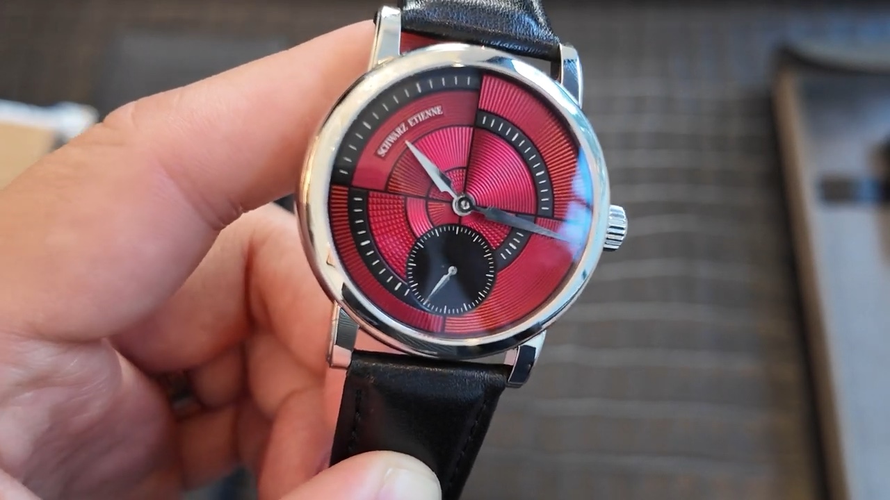 Cận cảnh bốn motif guilloché trên mặt Schwarz Etienne Geometry Cherry