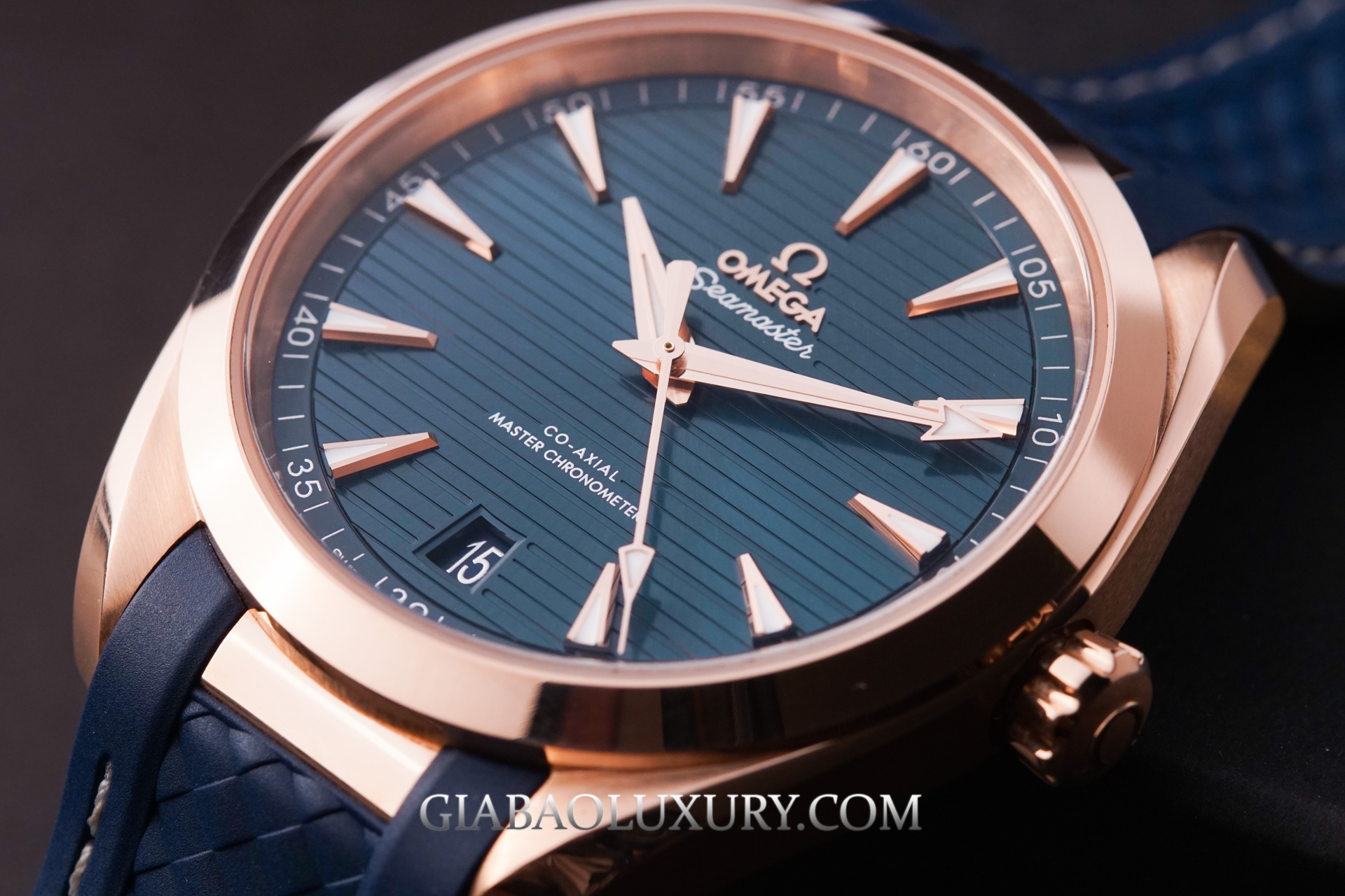 Omega Aqua Terra 41 mm: calibre 8901, Master Chronometer: mặt số xanh với vân teak nằm ngang của Aqua Terra