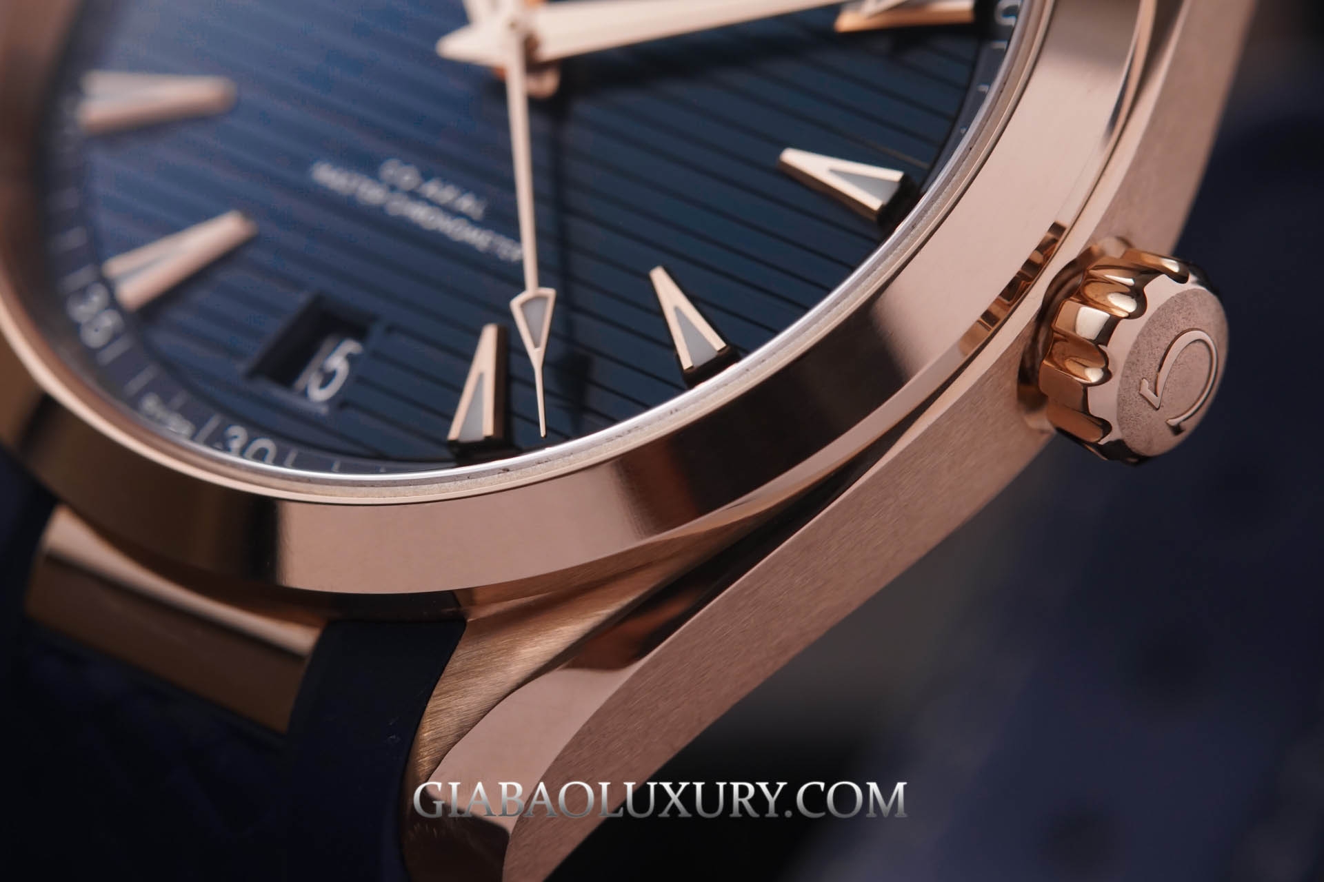 Omega Aqua Terra 41 mm: calibre 8901, Master Chronometer: cạnh vỏ 41 mm và dây cao su tích hợp