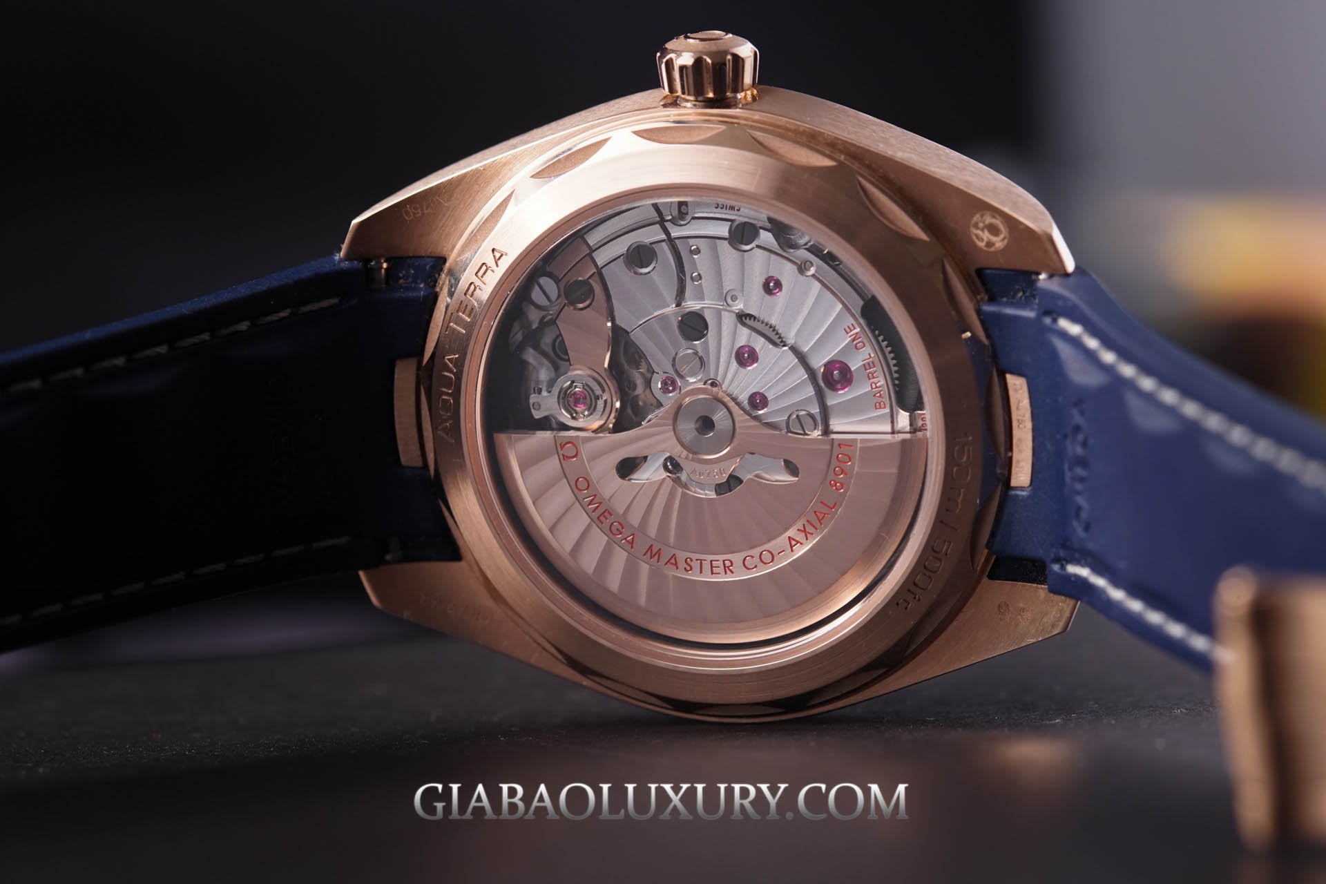 Omega Aqua Terra 41 mm: calibre 8901, Master Chronometer: calibre Omega 8901 với cầu máy và rotor vàng Sedna