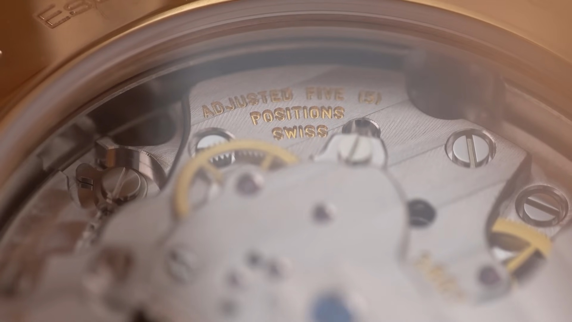 Calibre Omega 3603 nhìn qua đáy sapphire