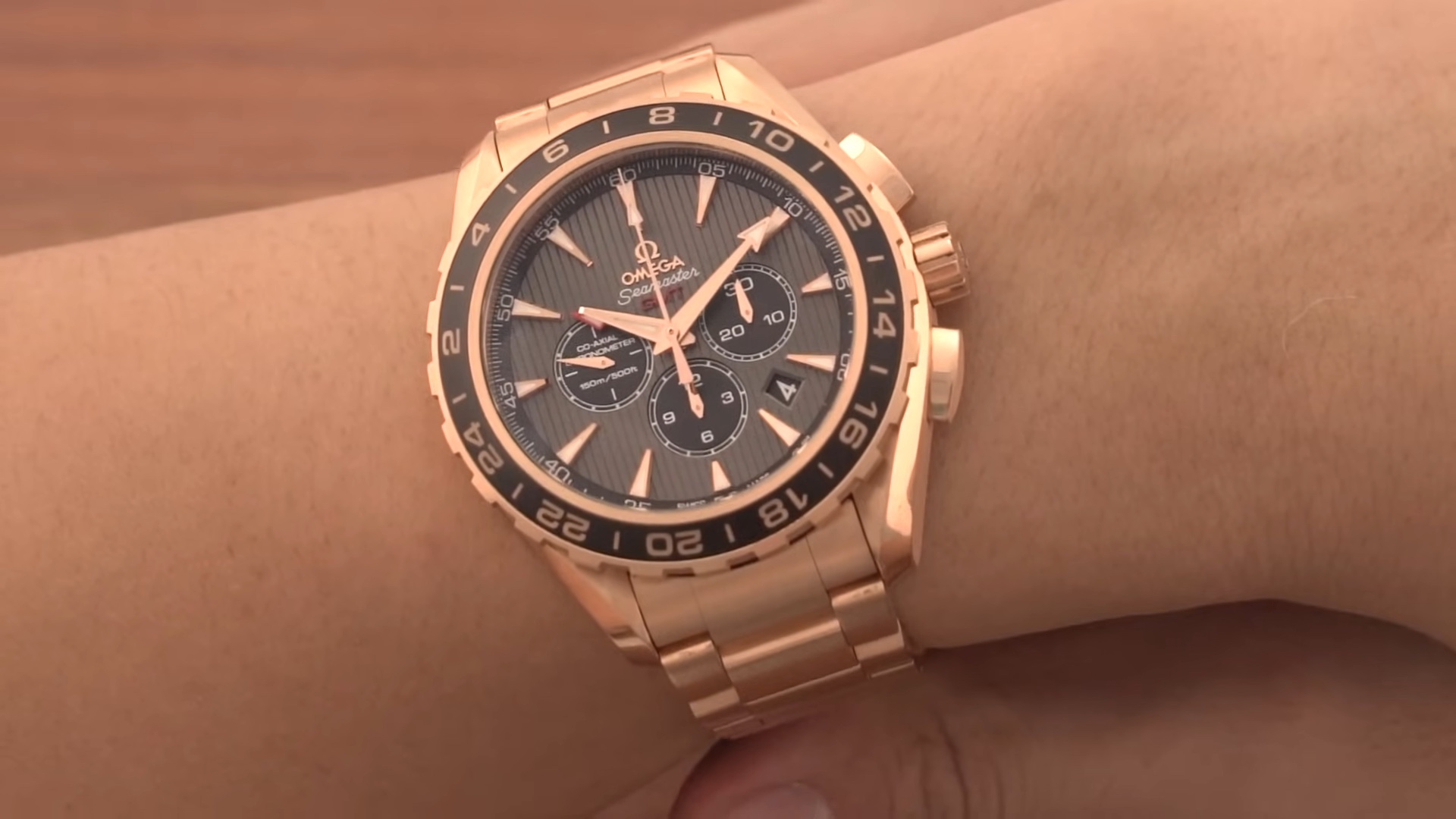 Omega Aqua Terra GMT Chronograph vàng hồng 44 mm trên cổ tay