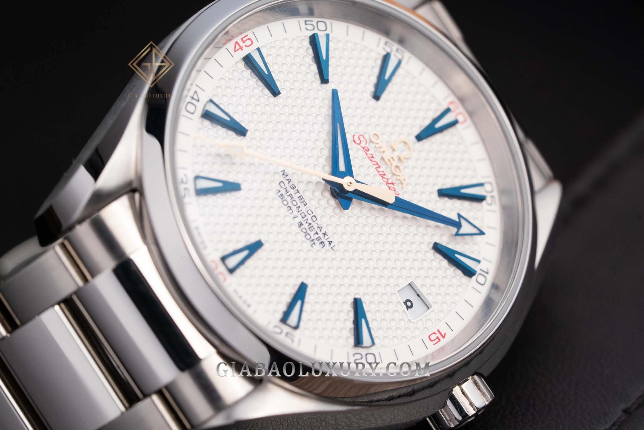 Omega Aqua Terra Ryder Cup 2016 Ref. 231.10.42.21.02.005: mặt số Ryder Cup với các điểm nhấn đỏ và vàng