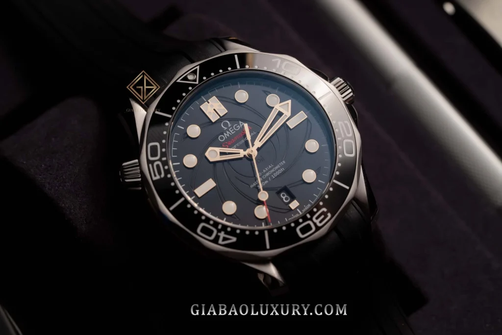 Omega Seamaster Diver 300M 007 Ref. 210.22.42.20.01.004: Mặt số nòng súng và các chi tiết vàng của bản OHMSS