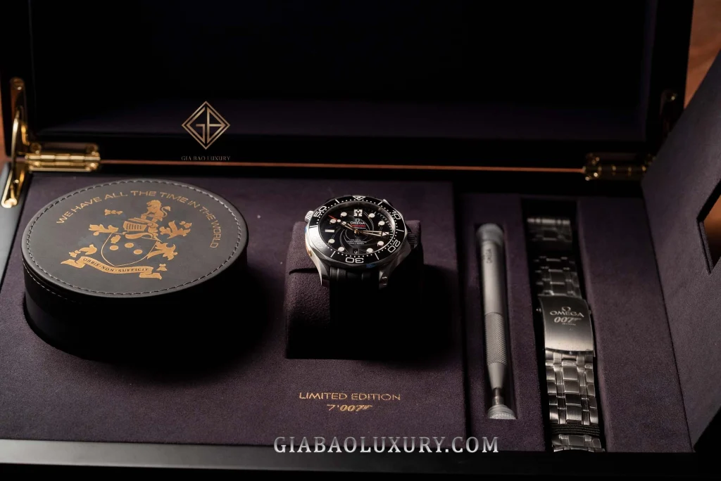 Omega Seamaster Diver 300M 007 Ref. 210.22.42.20.01.004: Đồng hồ, dây thay và phụ kiện trong hộp giới hạn