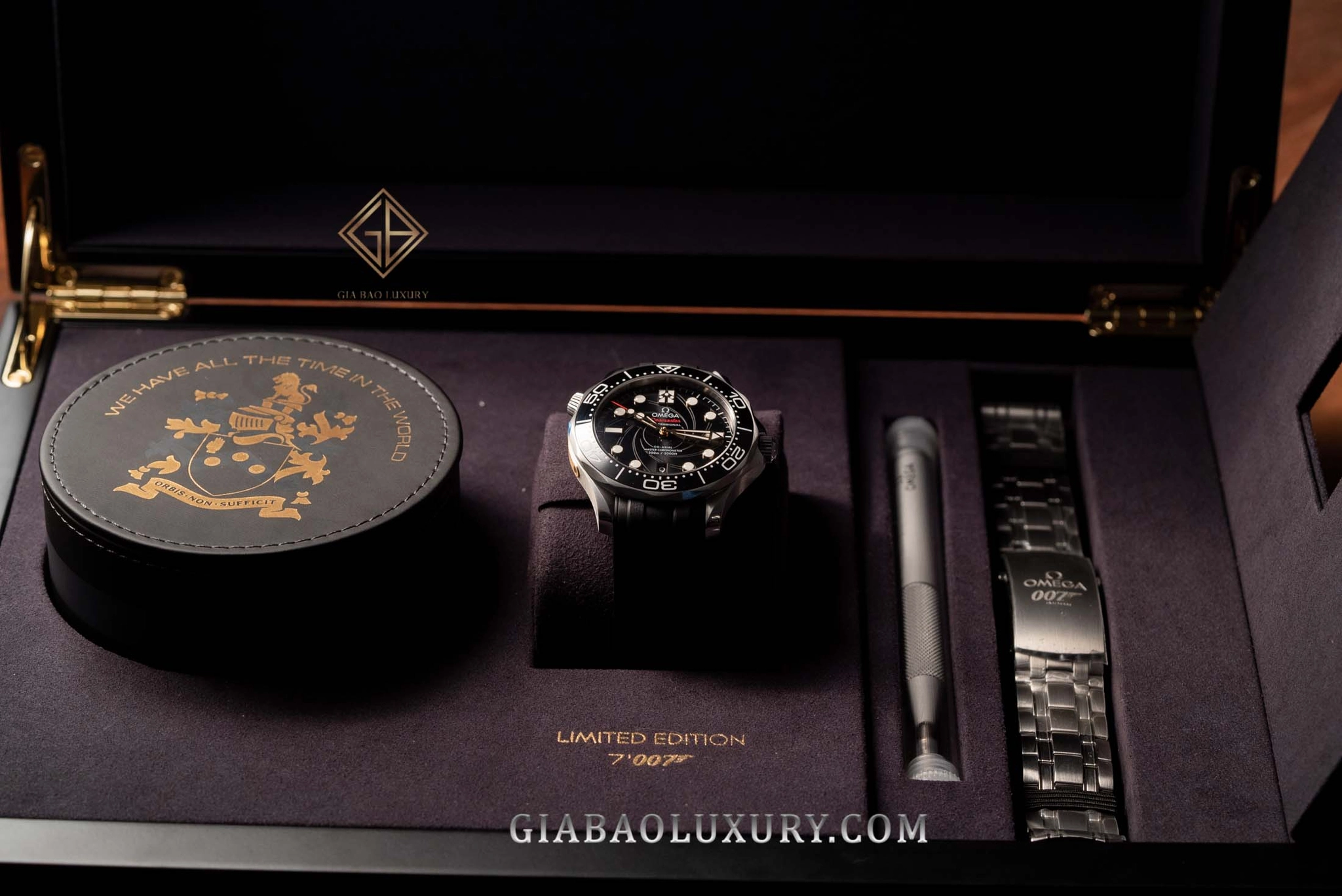 Omega Seamaster Diver 300M 007 Ref. 210.22.42.20.01.004: Đồng hồ, dây thay và phụ kiện trong hộp giới hạn