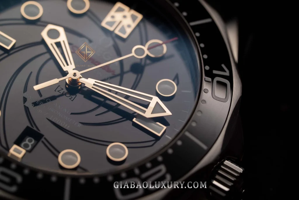 Omega Seamaster Diver 300M 007 Ref. 210.22.42.20.01.004: Logo 007 và họa tiết nòng súng trên mặt số gốm