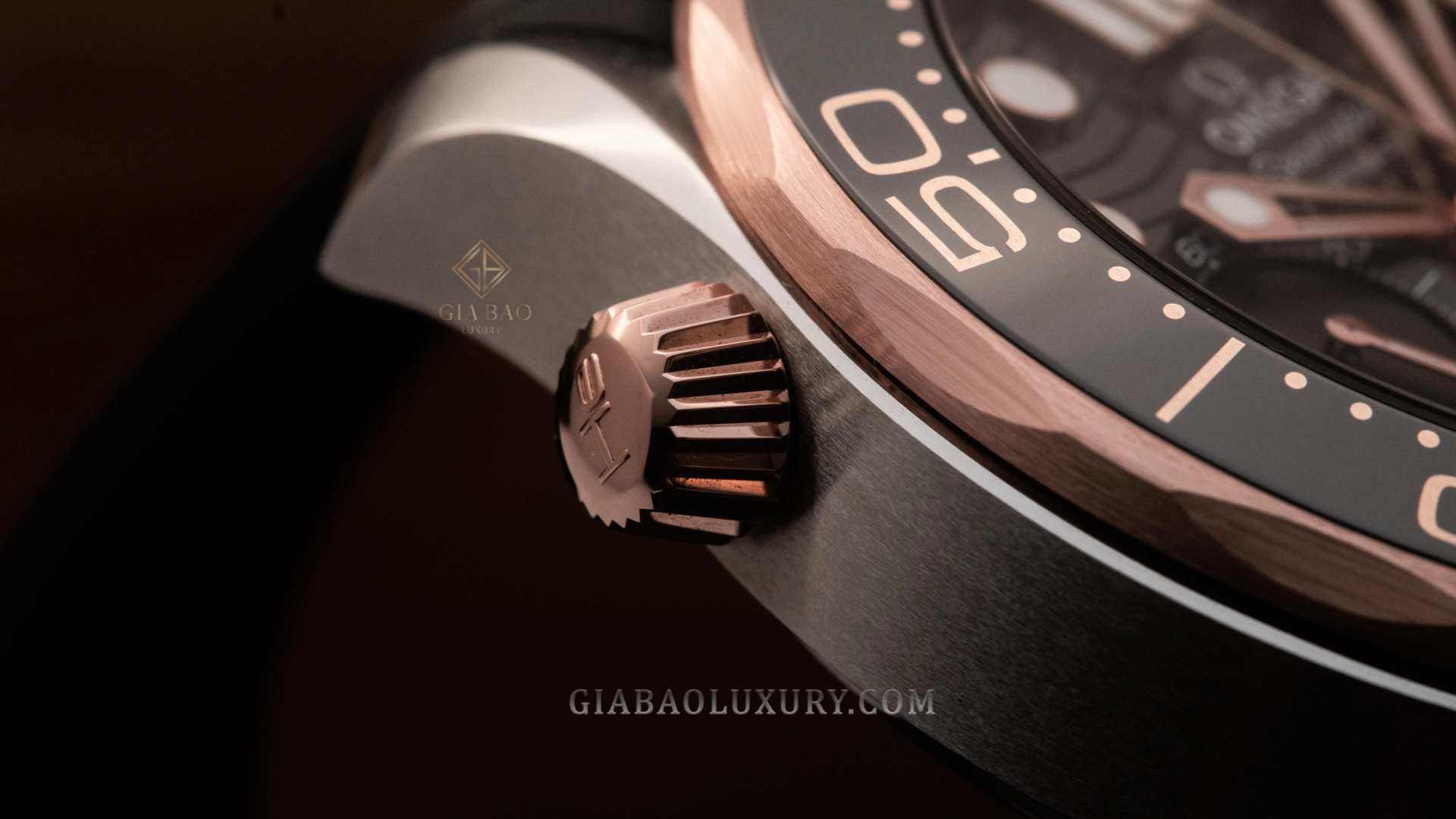 Omega Seamaster Diver 300M Chronograph 210.22.44.51.01.001: Van helium bằng Sedna Gold ở vị trí 10 giờ