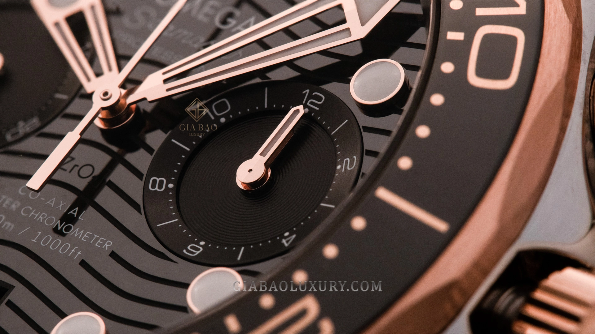 Omega Seamaster Diver 300M Chronograph 210.22.44.51.01.001: Bộ đếm chronograph đồng trục và lịch ngày ở 6 giờ