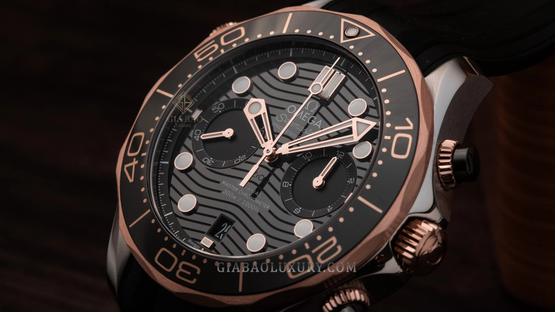 Omega Seamaster Diver 300M Chronograph 210.22.44.51.01.001: Toàn cảnh mặt số sóng và bezel Ceragold