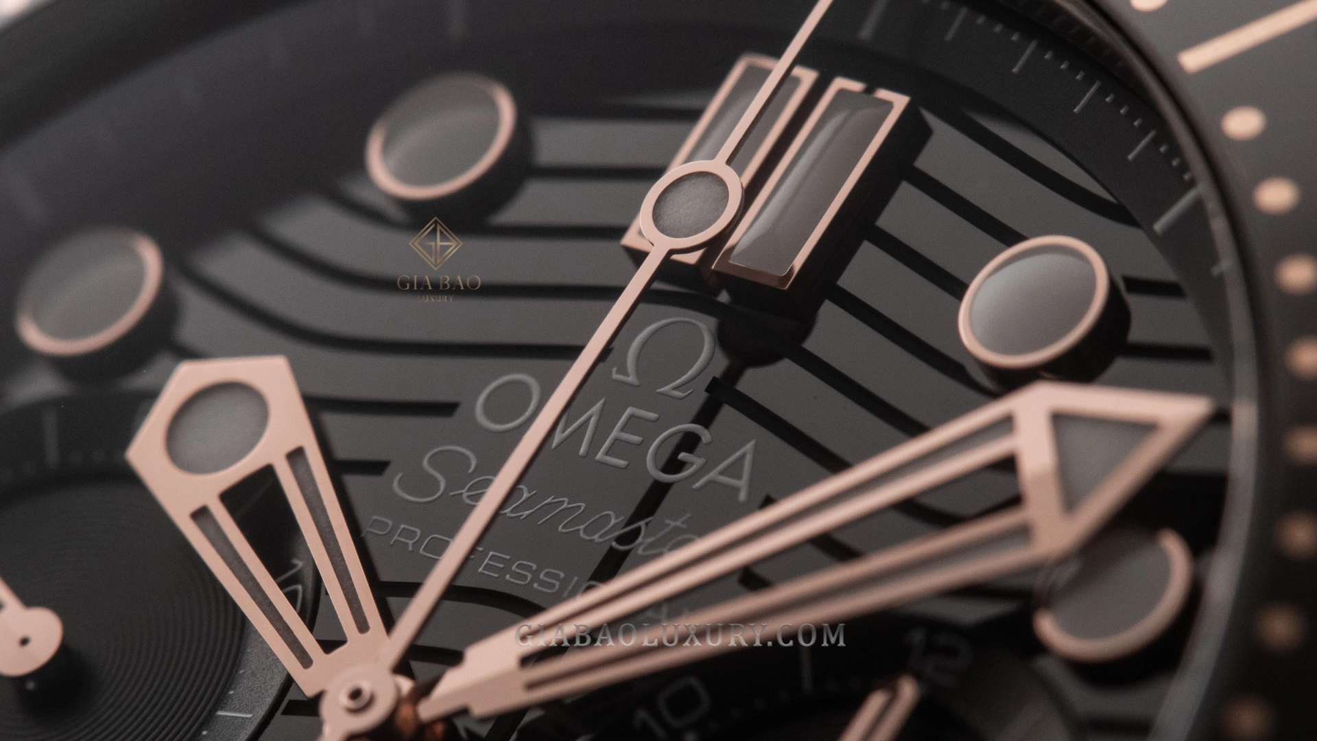Omega Seamaster Diver 300M Chronograph 210.22.44.51.01.001: Chi tiết bộ kim skeleton phủ Super-LumiNova