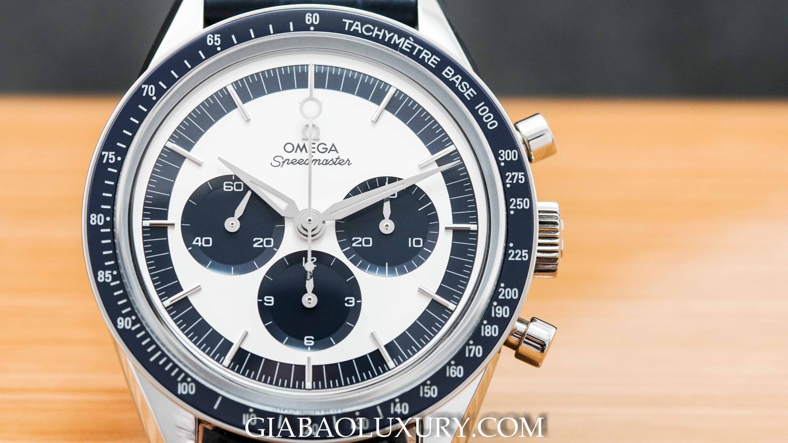 Omega Speedmaster CK2998 2016: sắc xanh trên nền “panda”