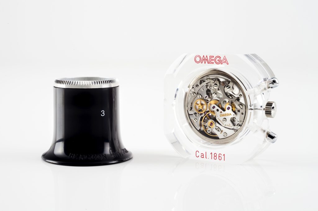 Calibre 1861 trưng bày và kính lúp của bộ Omega Speedmaster Missions