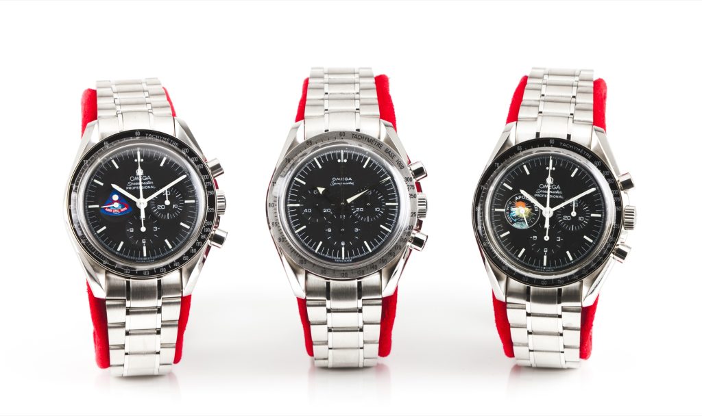 Ba đồng hồ Omega Speedmaster Missions với ba huy hiệu khác nhau