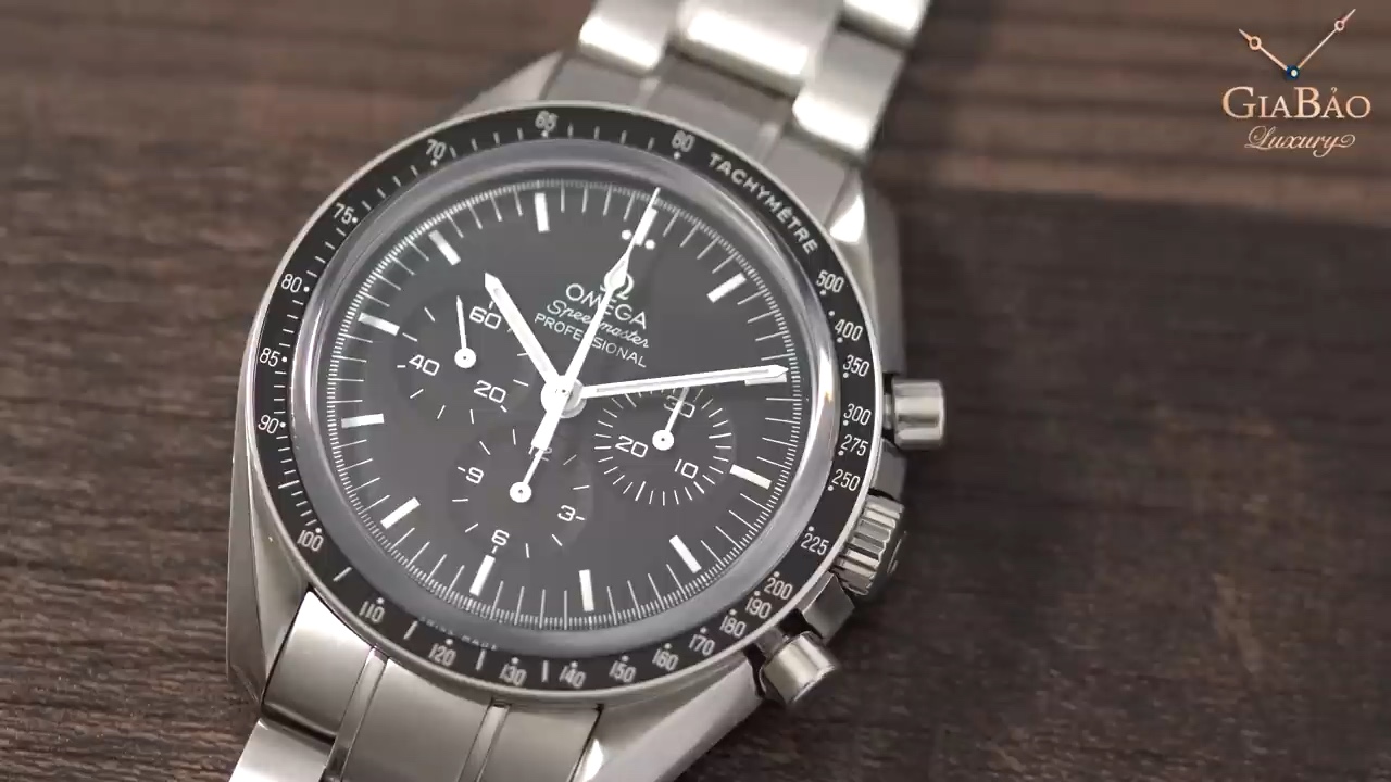 Mặt số đen và bezel tachymeter của Omega Speedmaster Moonwatch Professional