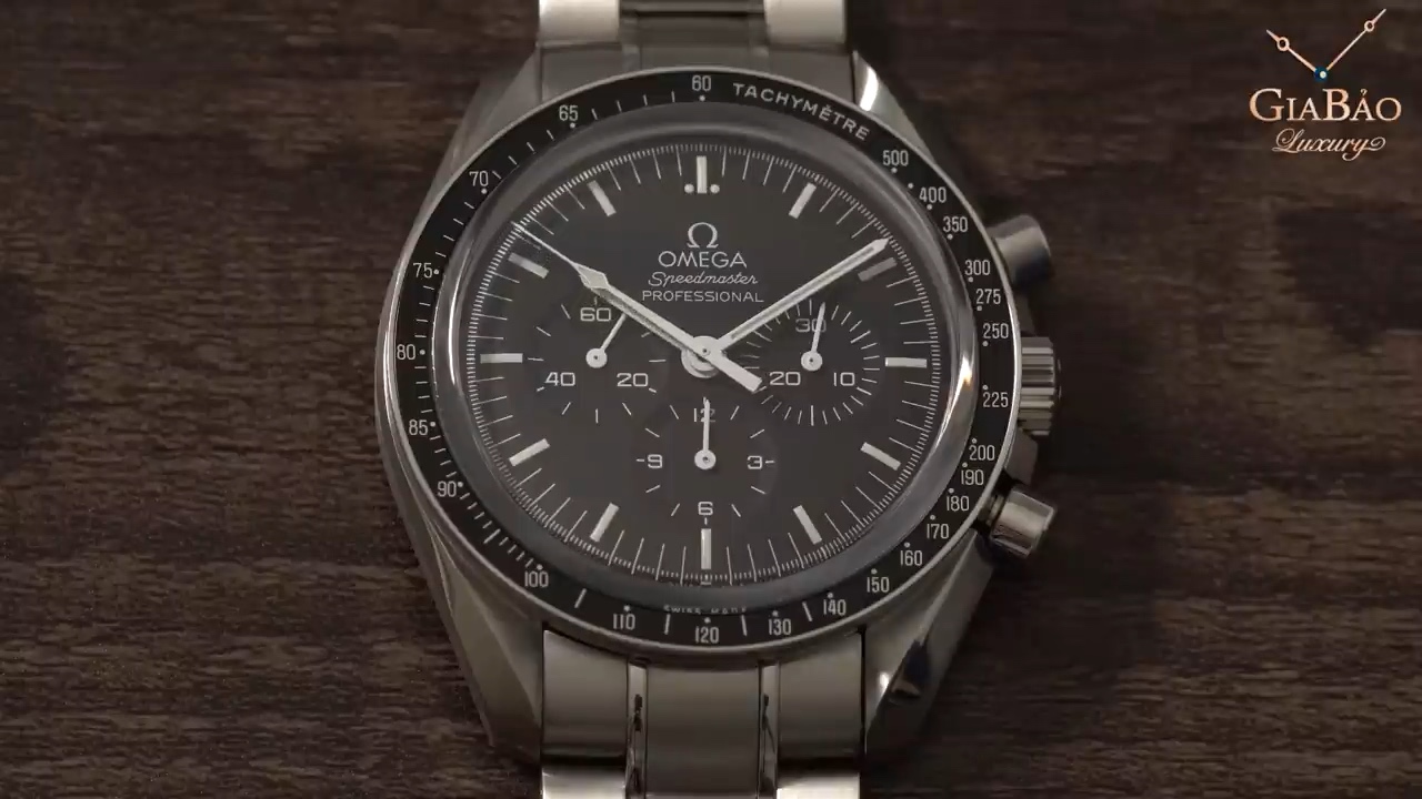 Omega Speedmaster Moonwatch Professional đặt trên nền gỗ