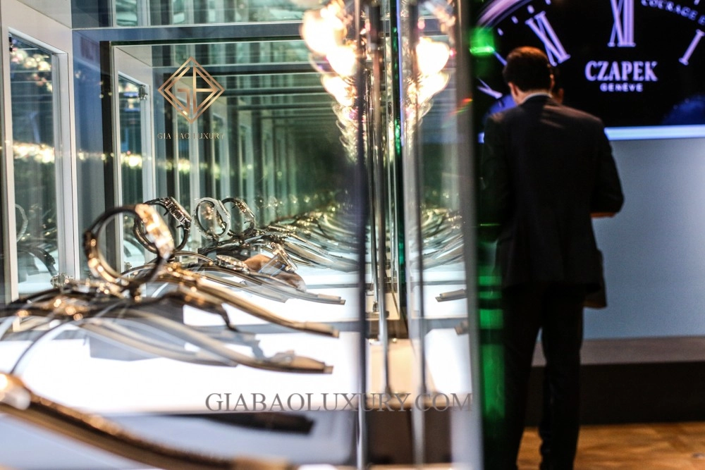 Only Watch 2019: kết quả đấu giá và bốn dấu mốc kỹ thuật: khách tham quan xem các lô đấu giá Only Watch 2019