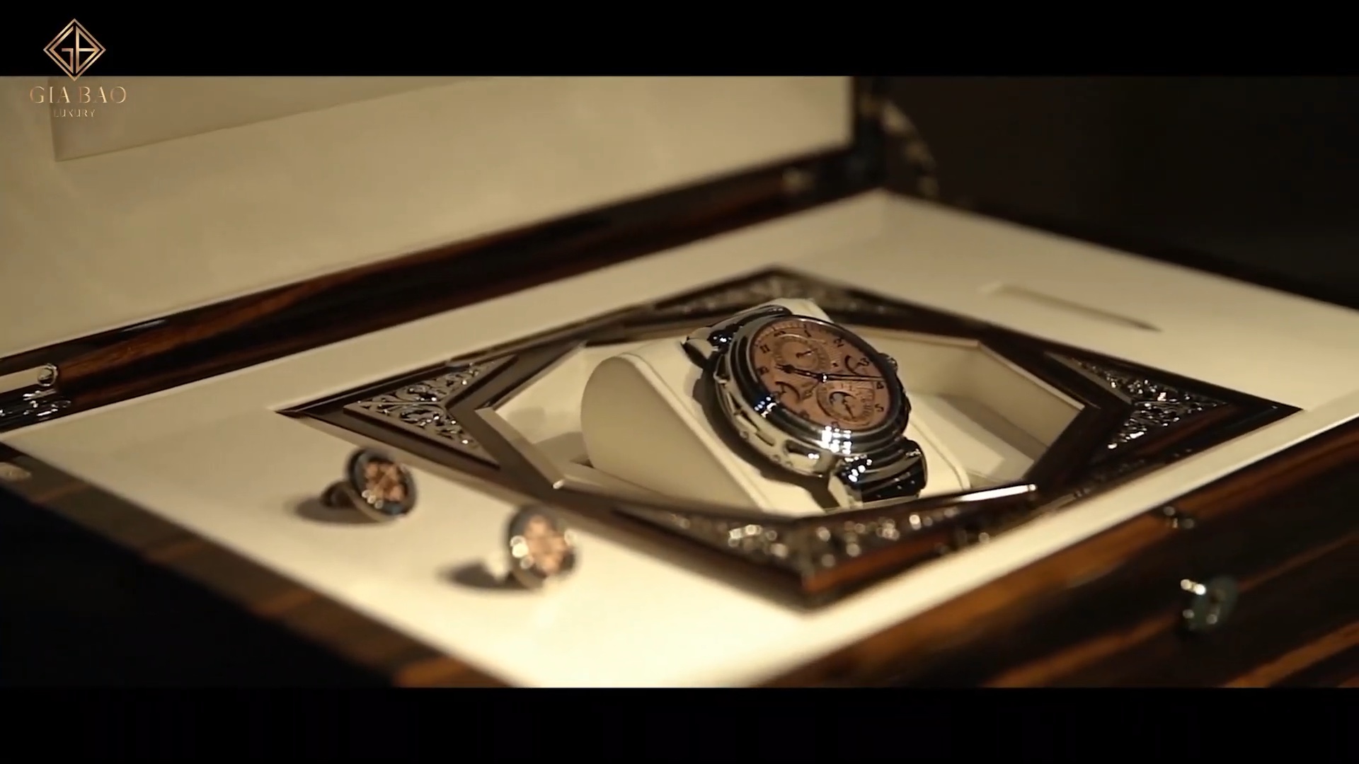 Only Watch 2021: hồ sơ 53 độc bản: Một chiếc đồng hồ trong hộp được dùng để minh họa bối cảnh đấu giá