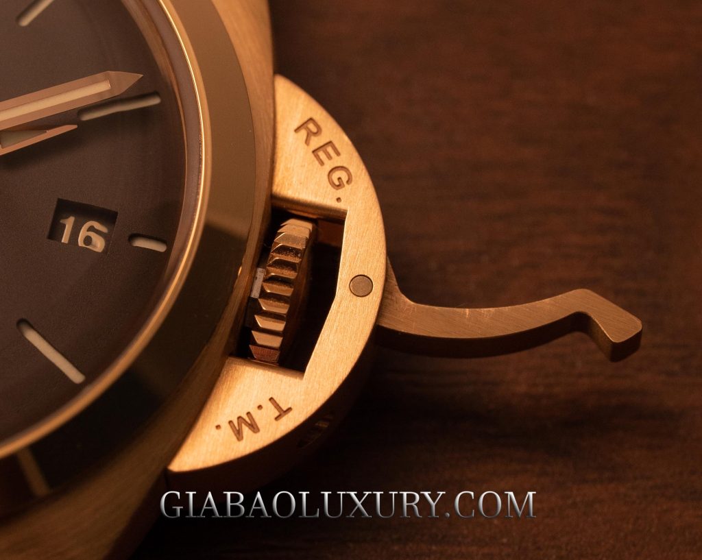 Panerai Luminor 1950 8 Days GMT PAM00289 và calibre P.2002: cầu bảo vệ núm chỉnh đặc trưng của Luminor
