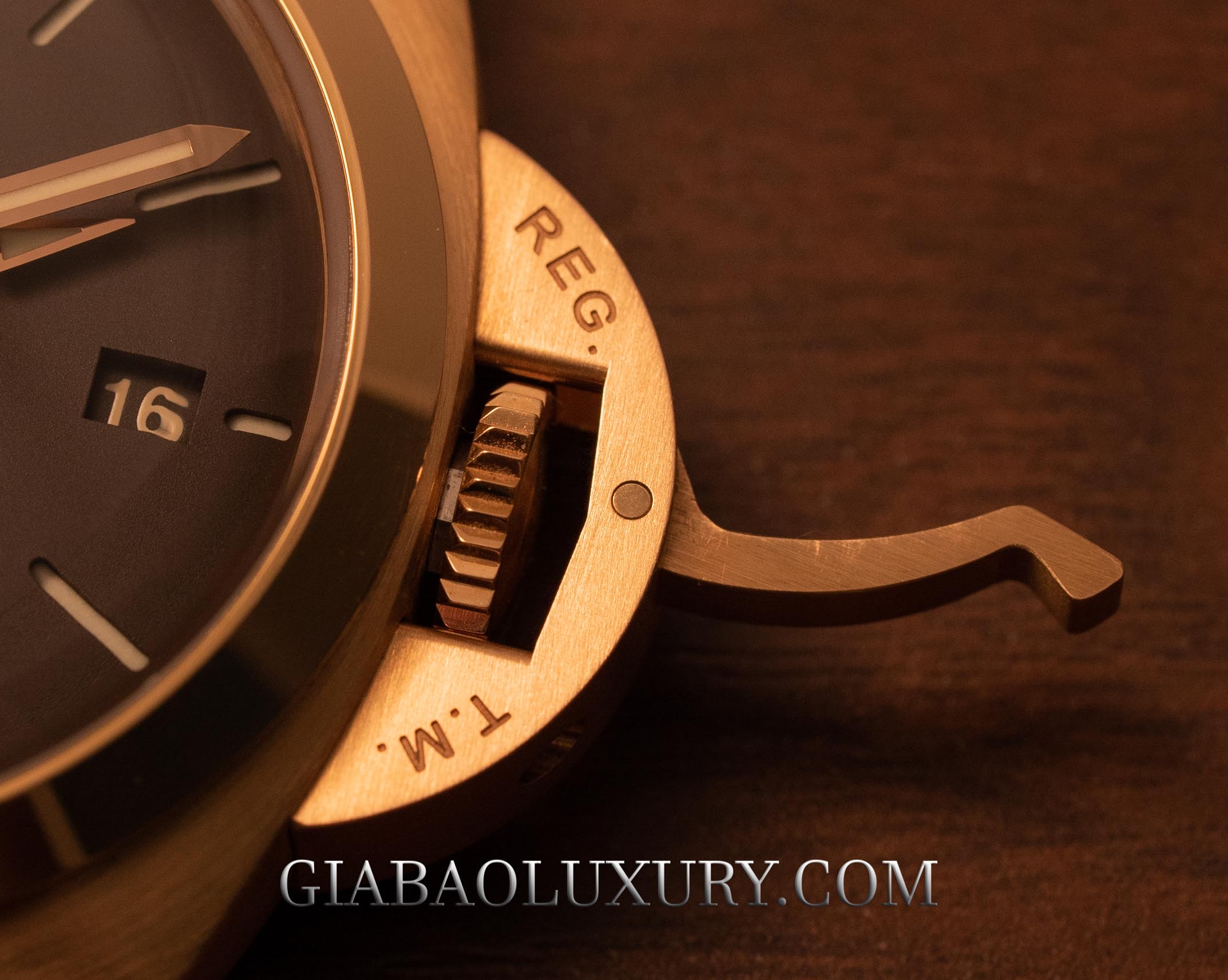 Panerai Luminor 1950 8 Days GMT PAM00289 và calibre P.2002: cầu bảo vệ núm chỉnh đặc trưng của Luminor