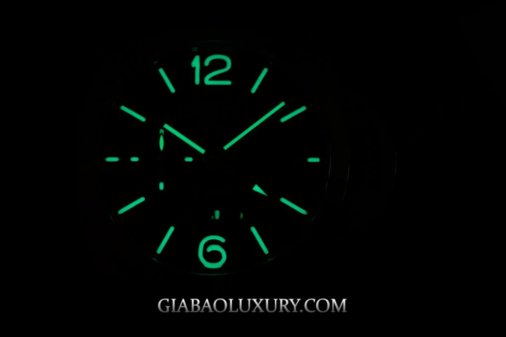 Panerai Luminor 1950 8 Days GMT PAM00289 và calibre P.2002: chỉ báo dự trữ năng lượng tuyến tính tại vị trí 6 giờ