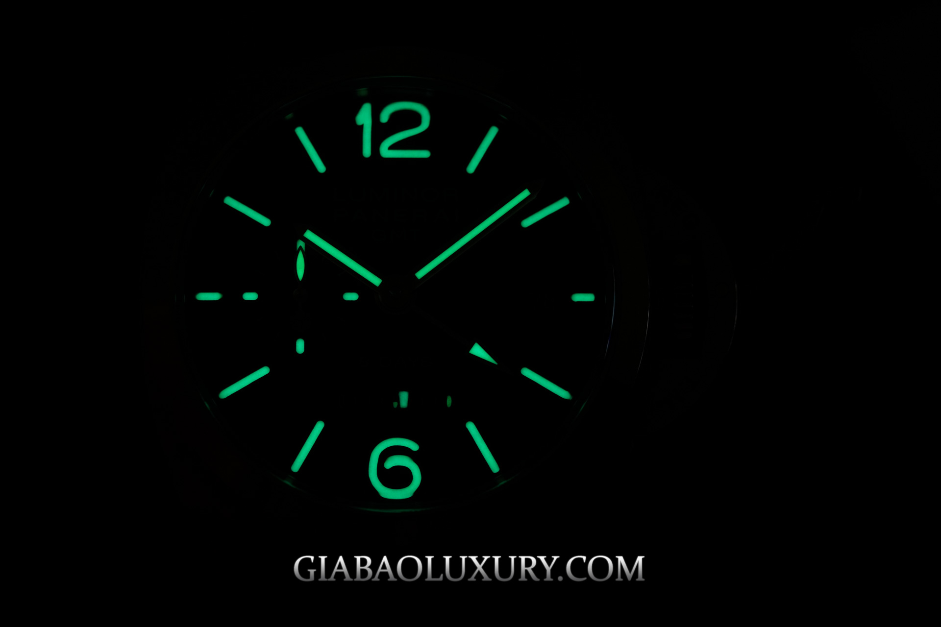 Panerai Luminor 1950 8 Days GMT PAM00289 và calibre P.2002: chỉ báo dự trữ năng lượng tuyến tính tại vị trí 6 giờ