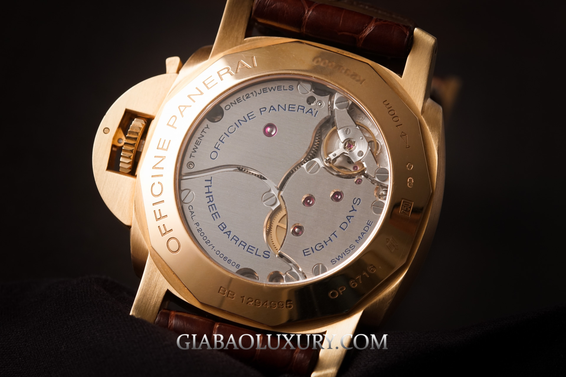 Panerai Luminor 1950 8 Days GMT PAM00289 và calibre P.2002: calibre P.2002 nhìn qua đáy sapphire