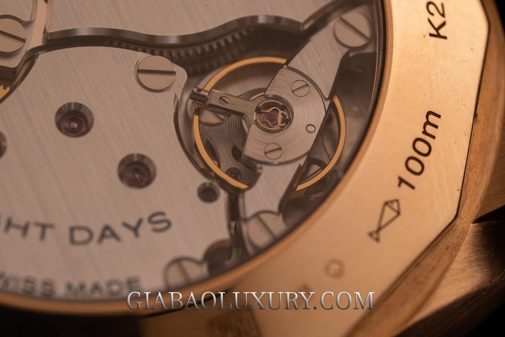 Panerai Luminor 1950 8 Days GMT PAM00289 và calibre P.2002: Luminor 1950 8 Days GMT trên cổ tay