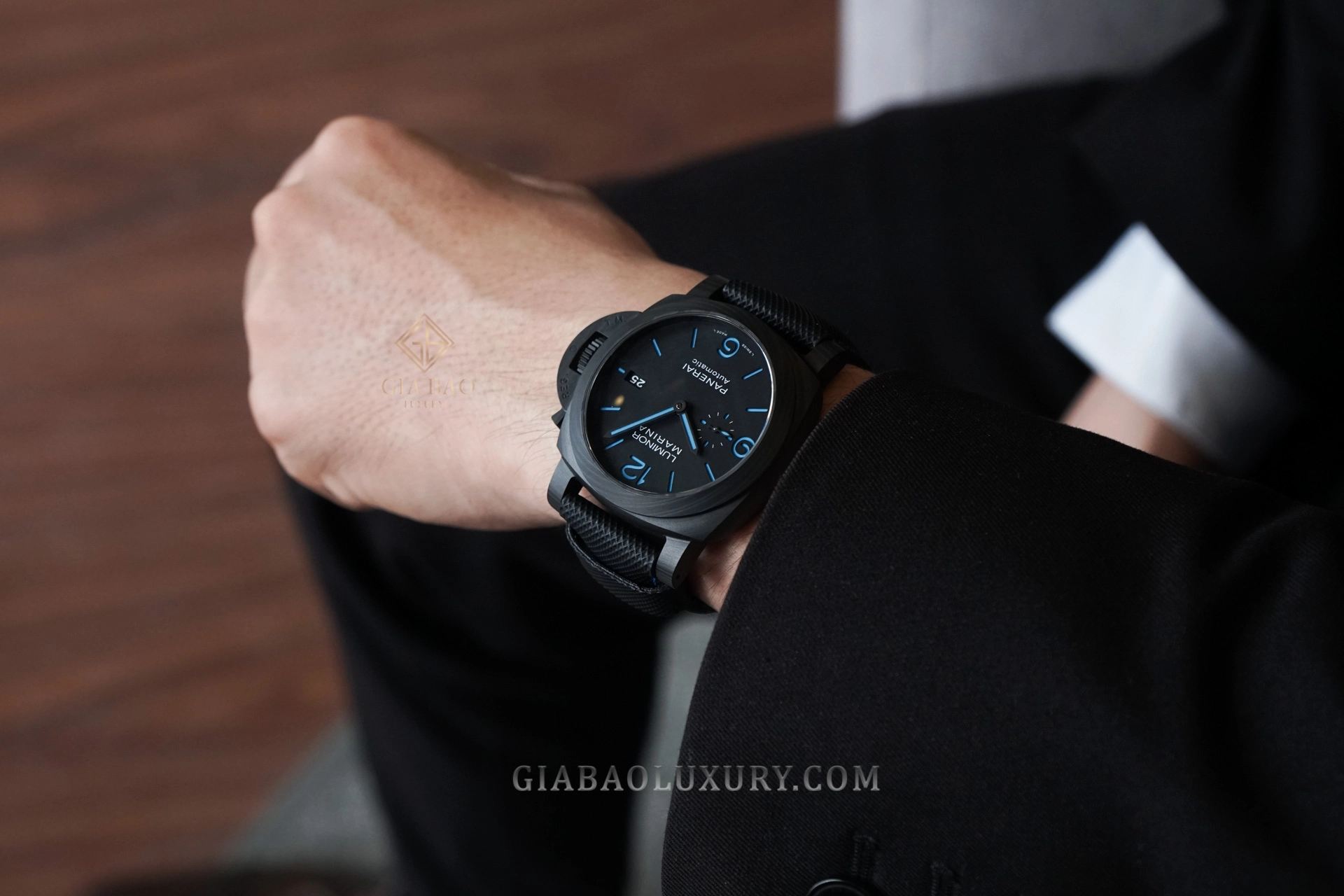 Panerai Luminor Marina Carbotech PAM01661: Luminor Marina Carbotech PAM01661 trên cổ tay