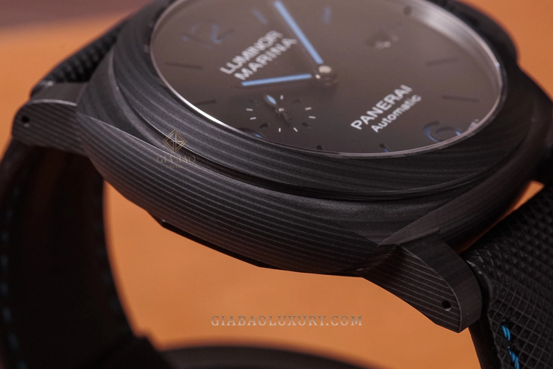 Panerai Luminor Marina Carbotech PAM01661: vân lớp Carbotech trên bezel và thân vỏ