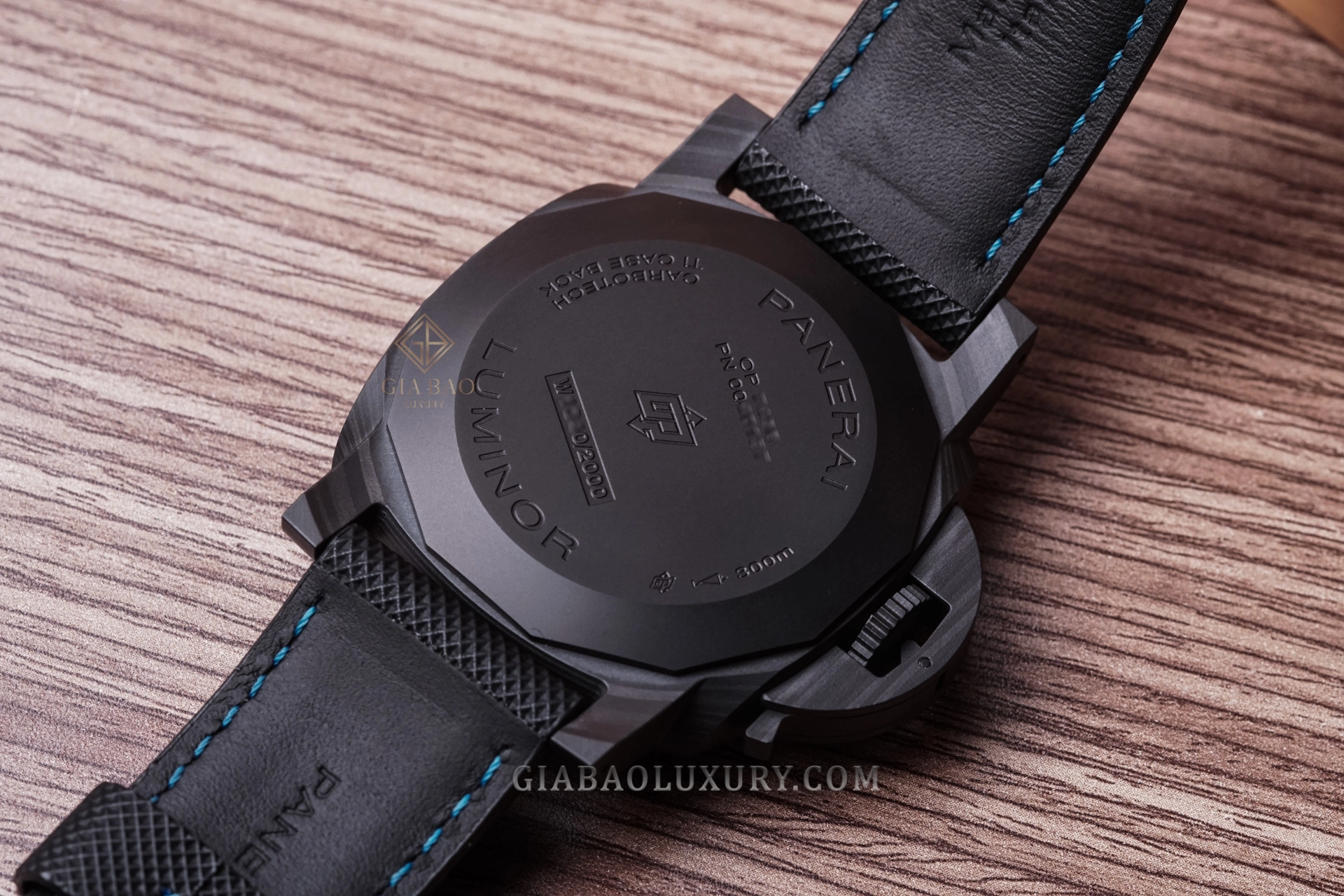 Panerai Luminor Marina Carbotech PAM01661: đáy titanium phủ DLC và dây Sportech