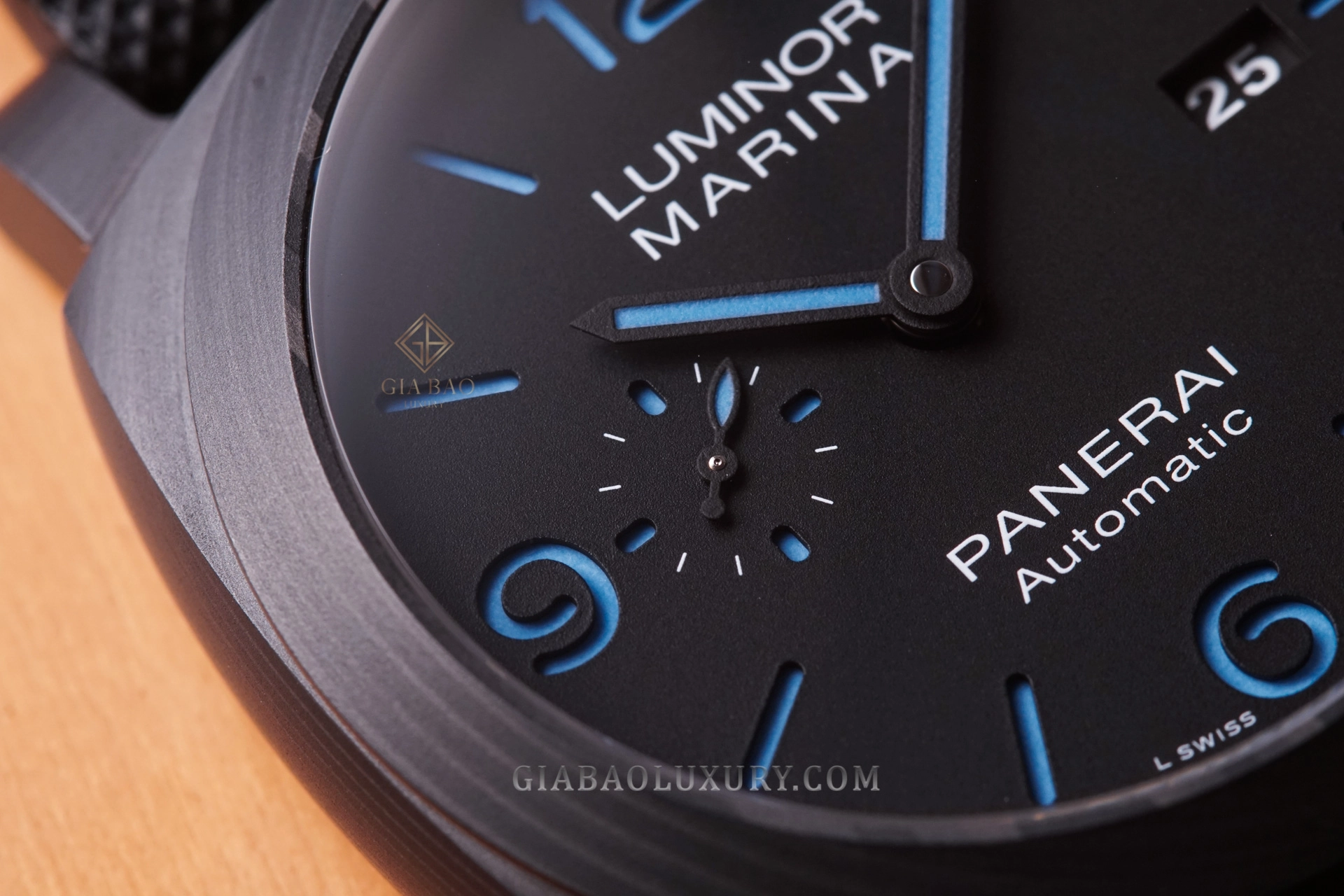 Panerai Luminor Marina Carbotech PAM01661: mặt số sandwich, kim giây nhỏ và ô lịch