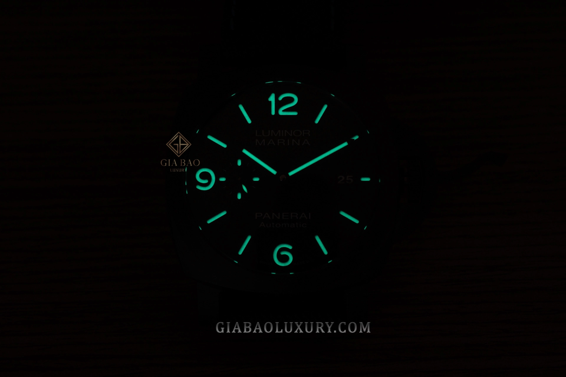 Panerai Luminor Marina Carbotech PAM01661: khả năng phát quang màu xanh trong điều kiện tối